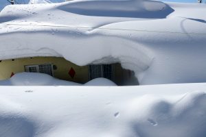 البيوت دفنت تحت الثلج